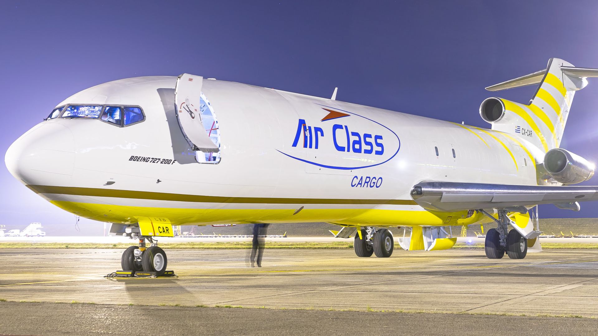 Boeing 727-200F CX-CAR de Air Class Cargo en plataforma
